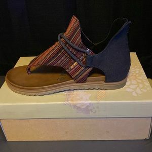 NIB Very G Black and Red patterned zipper sandals size 8